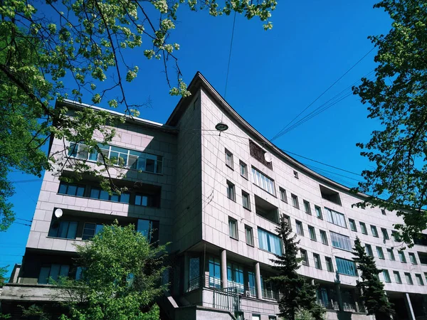 Bottom View Constructivist Building 1930S Surrounded Green Trees Sunny Day — Stock Photo, Image