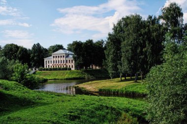 Nehir kıyısında bahçede Klasik tarzı malikane 