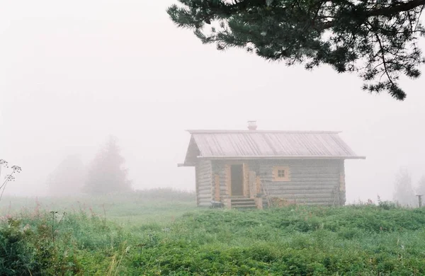 Ξύλινο Σπίτι Στην Πρωινή Ομίχλη — Φωτογραφία Αρχείου