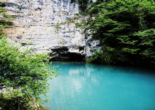 Vista Del Lago Azul Cueva Montaña Abjasia Rodeada Matorrales Una —  Fotos de Stock