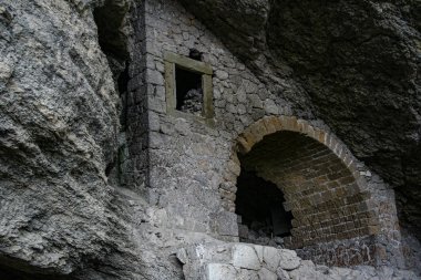 Vinoteca Golitsyn grotto Chaliapin - en büyük doğal mağara deniz dalgaları dağ Koba-Kaya kabartmalı, Kırım