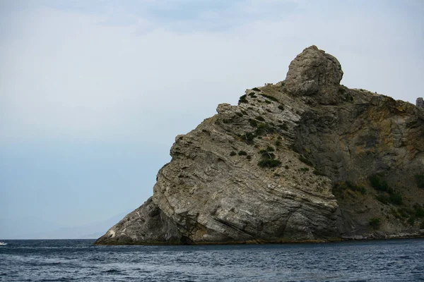 Голубое море и песчаные горы на диком скалистом крымском побережье — стоковое фото