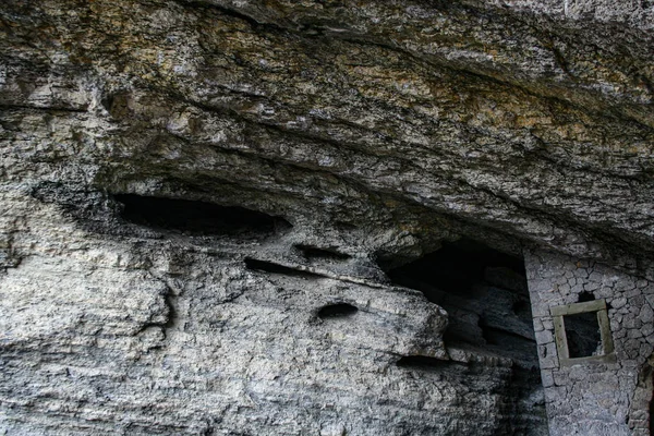 La gruta Vinoteca Golitsyn Chaliapin - la gruta más grande natural las olas de mar en relieve en la montaña Koba-Kaya, la Crimea —  Fotos de Stock