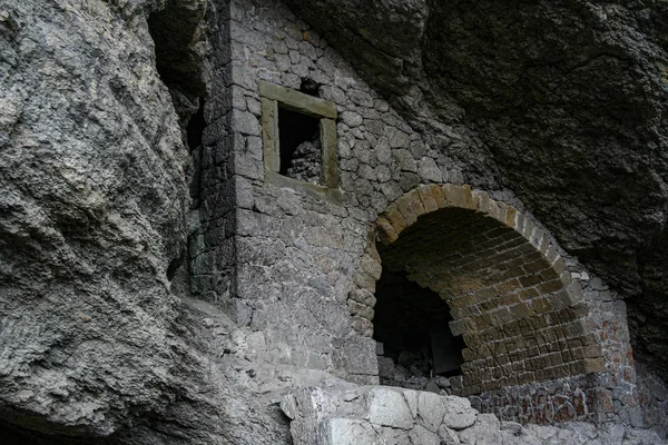 La gruta Vinoteca Golitsyn Chaliapin - la gruta más grande natural las olas de mar en relieve en la montaña Koba-Kaya, la Crimea —  Fotos de Stock