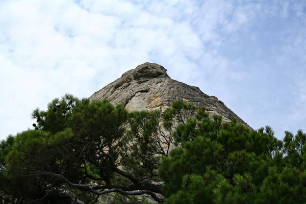 Grüne Berge am Himmel — Stockfoto