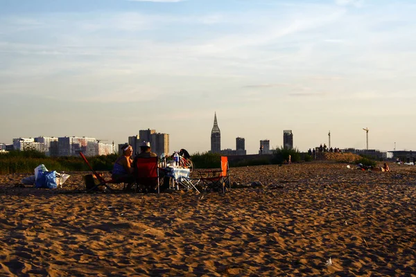 Saint Petersburg Rússia 2019 Grupo Pessoas Sentadas Praia Ilha Vasilevsky — Fotografia de Stock