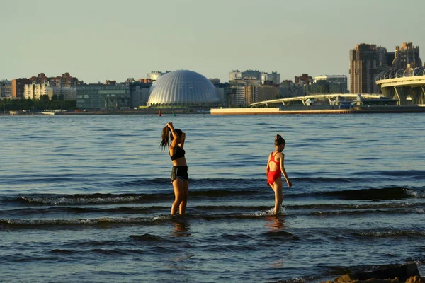 Saint Petersburg Rússia Setembro 2019 Duas Meninas Jogando Golfo Finlândia — Fotografia de Stock