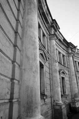 Rusya'nın Saint-Petersburg şehrinde köşe yazıları bulunan klasisizm yarım daireli bir binanın cephesi 