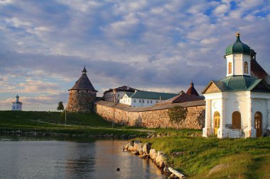 Solovetsky Adaları, Rusya - 26 Haziran 2009: Beyaz gecelerde güneşli bir günde Unesco listesinde yer alan ortaçağ manastırı ile Bolshoy Solovetsky adasının panoramik manzarası