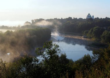 Sabahın erken saatlerinde sağ daki Desna Nehri'ne ve eski kente doğru sağ dan görünüm
