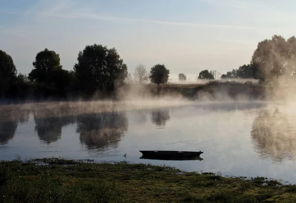 Идиллическое Спокойствие Ранним Утром Реке — стоковое фото
