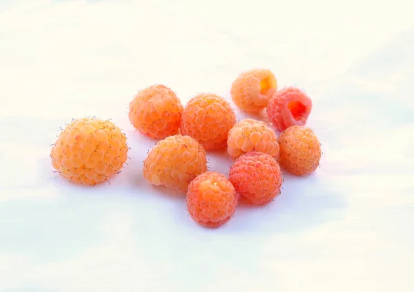 Bund Gelber Himbeeren Auf Weißem Hintergrund — Stockfoto