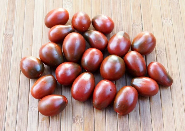 Tomates Cereja Vermelho Escuro Superfície Madeira — Fotografia de Stock