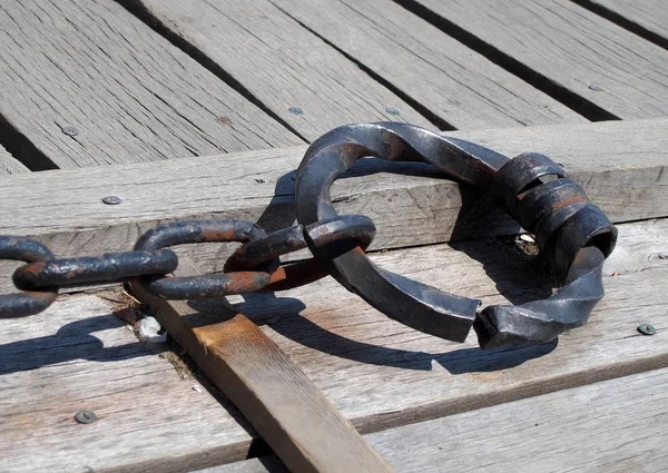 Powerful Iron Chain Ring Chained Wooden Base — Stock Photo, Image