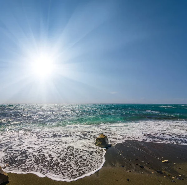 Smaragdgrüne Meeresküste Unter Funkelnder Sonne — Stockfoto