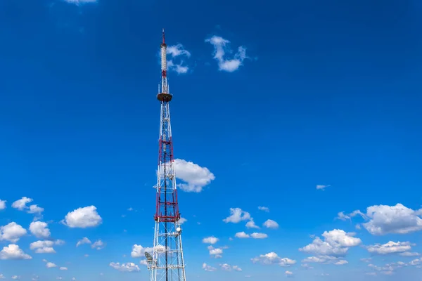 在蓝色天空背景下的无线电塔 — 图库照片