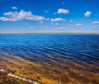 Güzel mavi göl Bulutlu bir gökyüzünün altında