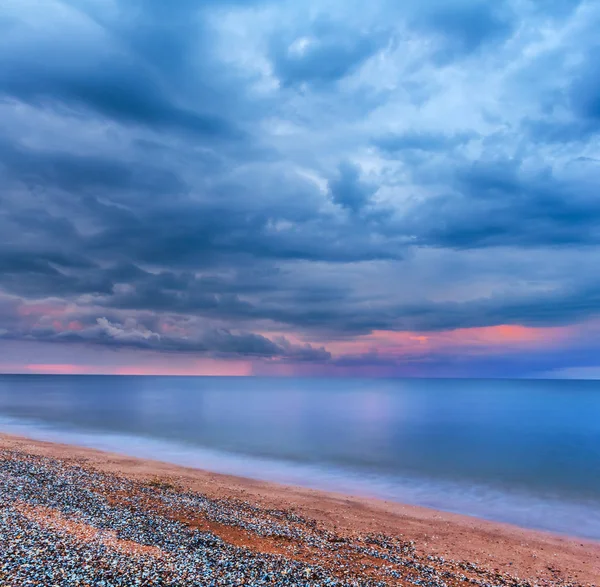 Quiet Sandy Sea Coast Dramatic Cloudy Sky Long Exposure Scene — Stock Photo, Image