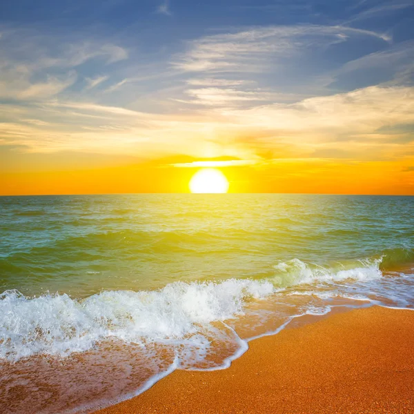 Sandstrand Meer Beim Dramatischen Sonnenuntergang — Stockfoto