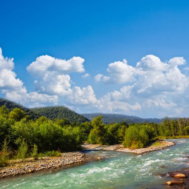 Zümrüt Nehri Dağ vadi boyunca acele