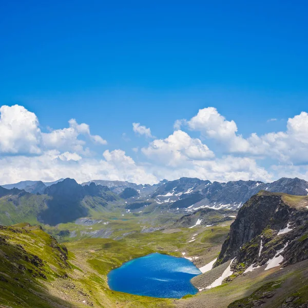 Kleiner Blauer See Einer Schüssel Gebirgstal — Stockfoto