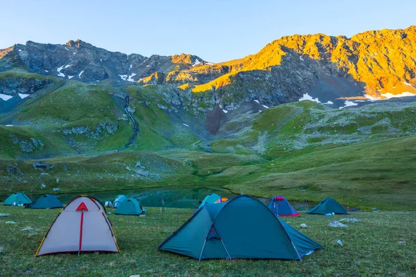 sabah bir dağ Vadisi arasında turistik kampı