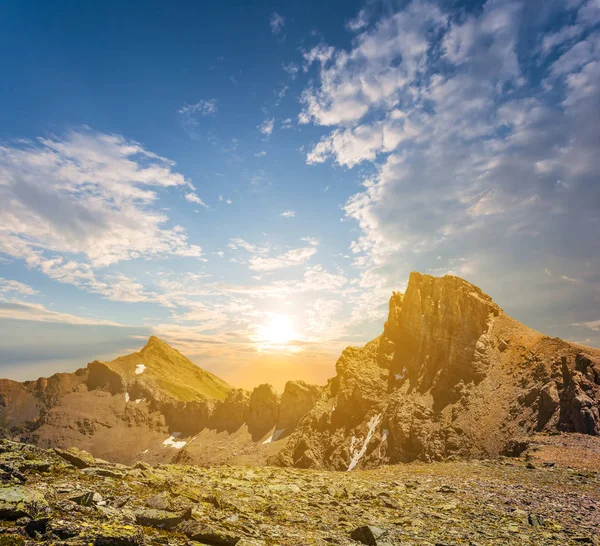 夕日で山の尾根 — ストック写真