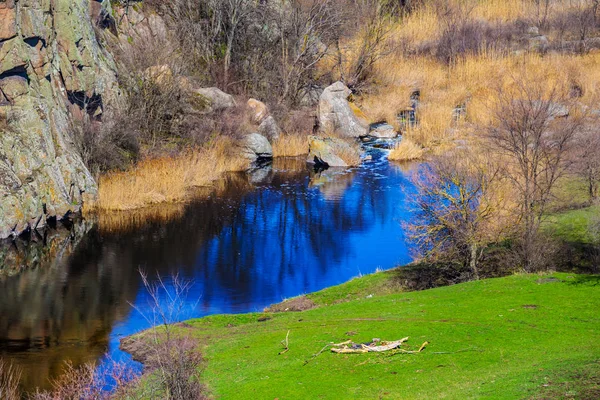 Nahaufnahme Blauer Fluss Einer Bergschlucht — Stockfoto