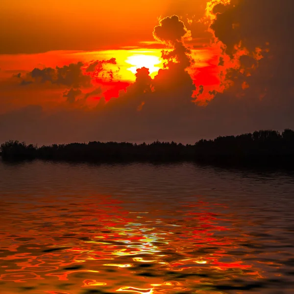 湖に映る赤い劇的な夕日 — ストック写真