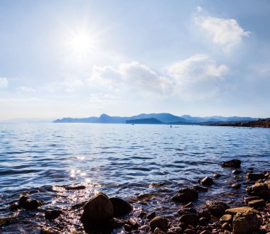 kayalık deniz kıyısında sıcak yaz güneşli gün