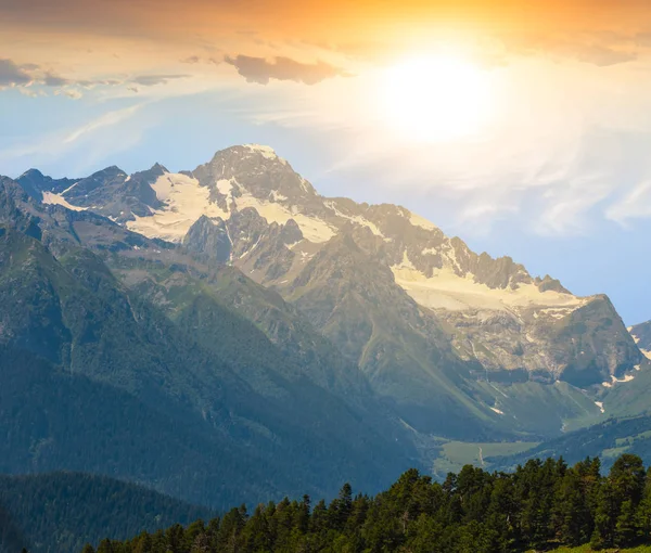 Bergrücken Schnee Bei Sonnenuntergang — Stockfoto