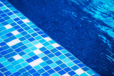 Yüzme Havuzu su ile kenarlığını kapatmak