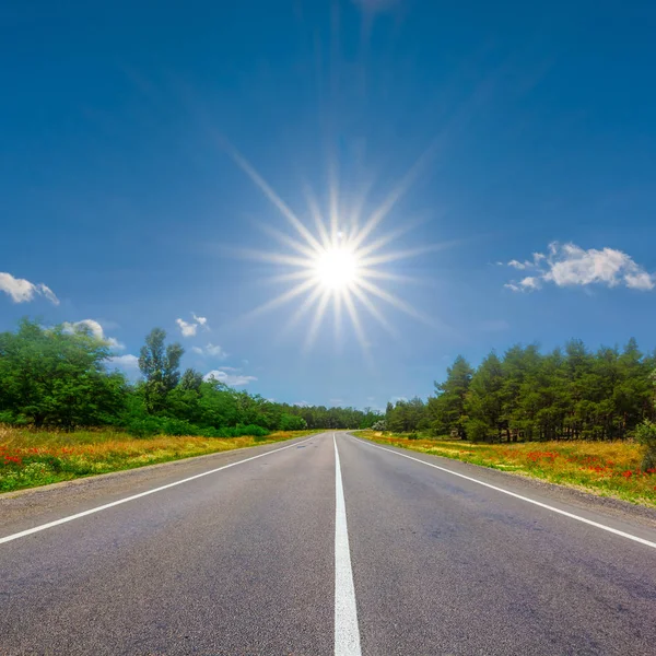 Asphalt Road Leaving Far Sparkle Sun — Stock Photo, Image