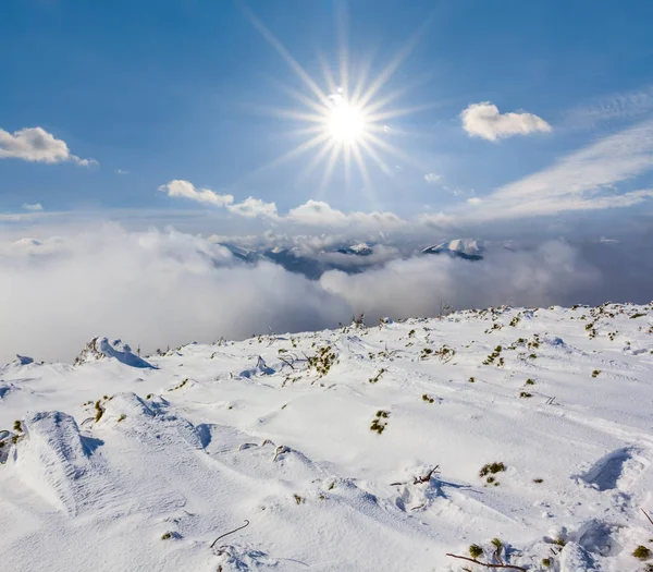 Χειμερινό Χιονισμένα Βουνό Κάτω Από Έναν Ήλιο Λάμψη — Φωτογραφία Αρχείου