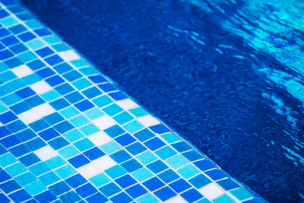 Primo Piano Bordo Della Piscina Con Acqua — Foto Stock