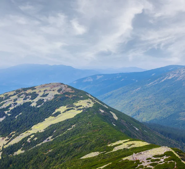 Yeşil Dağ Zincirleri Bir Bulutlu Gökyüzü Altında — Stok fotoğraf