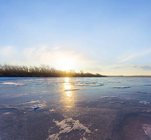 日没時に凍る冬の川 — ストック写真