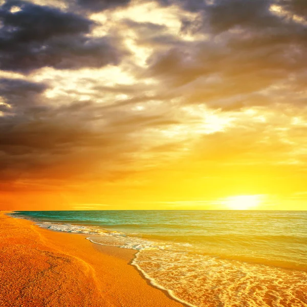 Kumlu Deniz Plaj Üzerinde Dramatik Günbatımı — Stok fotoğraf