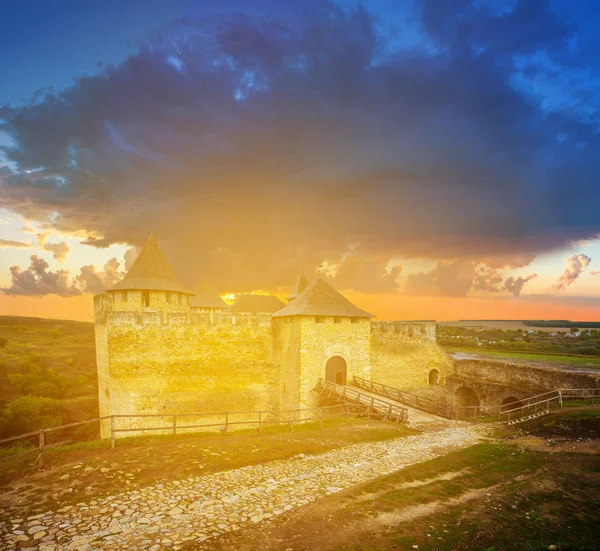 Gamla Medeltida Slott Solnedgången Täta Moln — Stockfoto