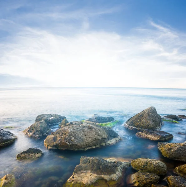 Tranquilla Costa Mare Con Pietre Mattino Presto — Foto Stock