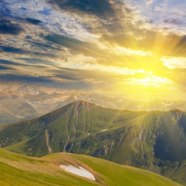 yeşil dağ Vadisi arasında günbatımı