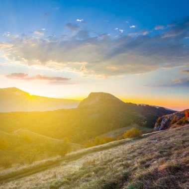 Hill eğim günbatımı çim ile