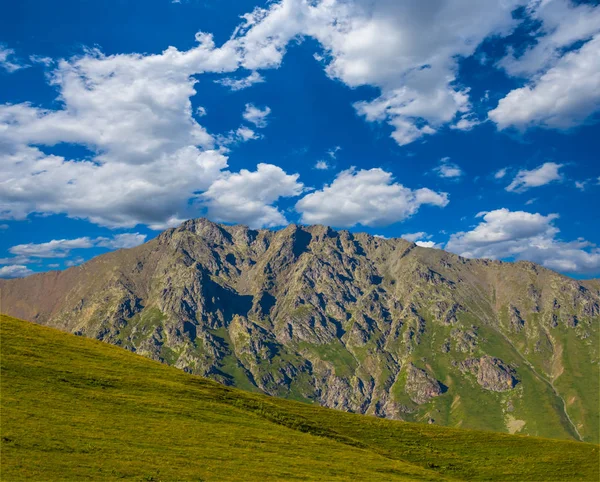 Bergwand Unter Wolkenverhangenem Himmel Hintergrund Der Natur — Stockfoto