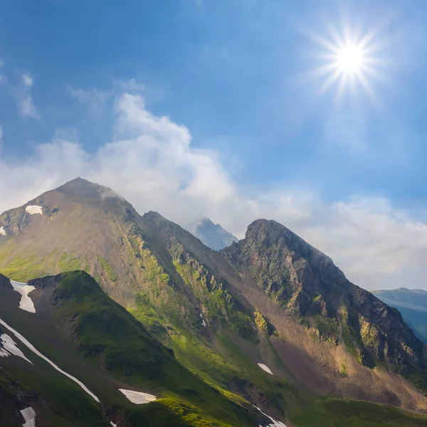 Dağ Doruklarına Yoğun Bulutlar Bir Işıltı Güneş Altında — Stok fotoğraf