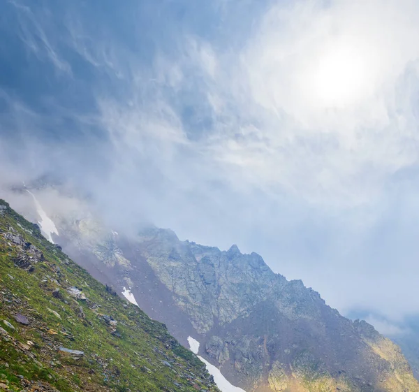 Monte Inclinação Uma Névoa Abaixo Sol Brilhante — Fotografia de Stock