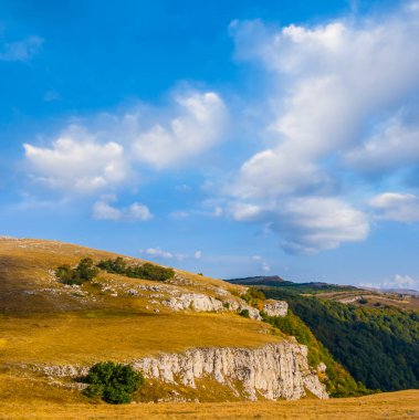 Sonbahar dağ yayla, dağ alan bir bulutlu gökyüzü altında