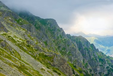 bir sis ile yoğun bulutlar güneş itme ile yeşil dağ yamacı