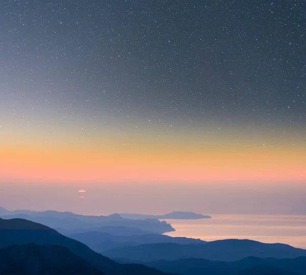 Ruhige Meeresbucht Frühen Morgen Sonnenaufgang Und Sternenhimmel — Stockfoto