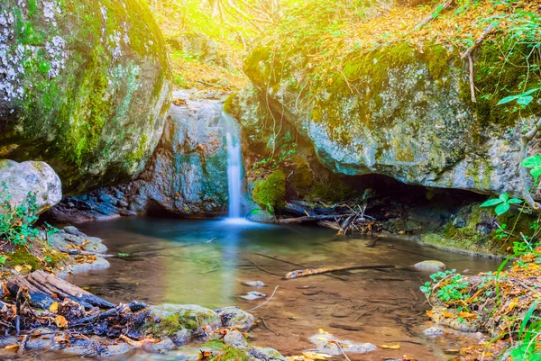 Dağ Nehrinde Küçük Bir Şelale — Stok fotoğraf