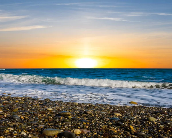 Steenachtige Zee Strand Bij Dramatische Zonsondergang — Stockfoto
